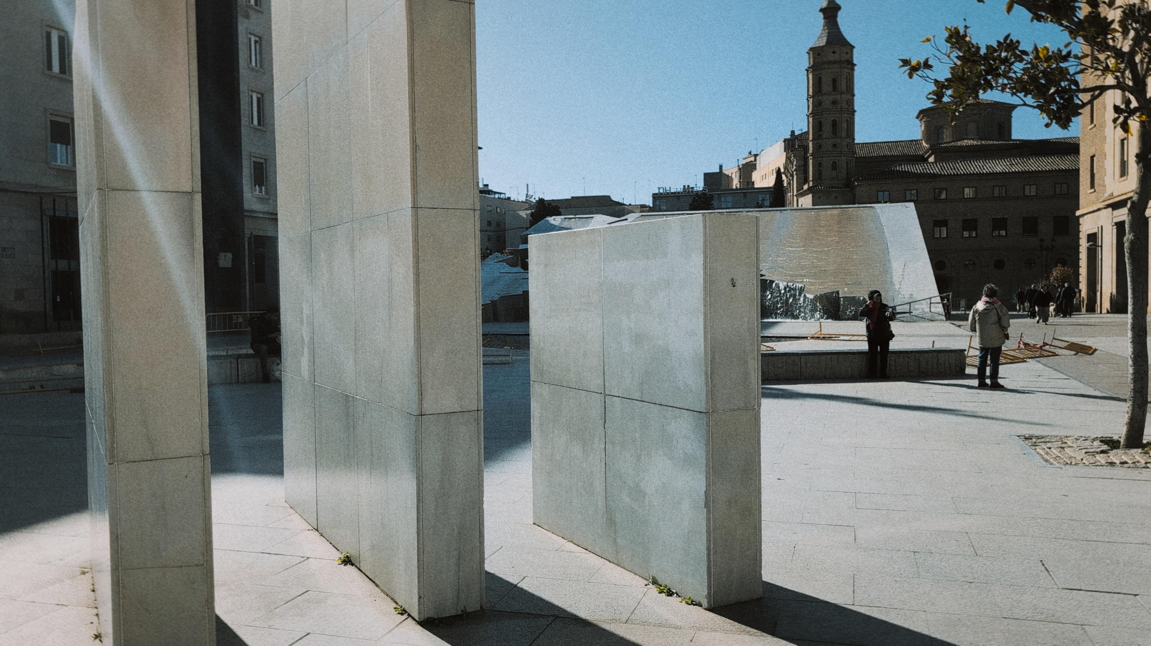 Three marble blocks represent Columbus&rsquo; ships. The entire structure is a reference to the fact that the Feast of Our Lady of Pilar coincides with the day Columbus discovered America.